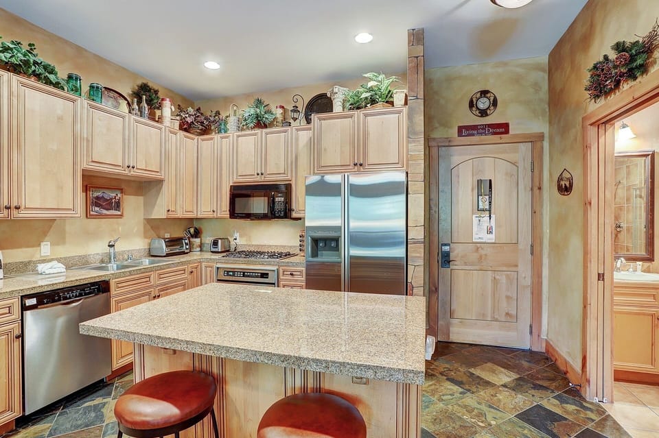 Condo, 1 Bedroom | Private kitchen | Full-size fridge, microwave, oven, stovetop