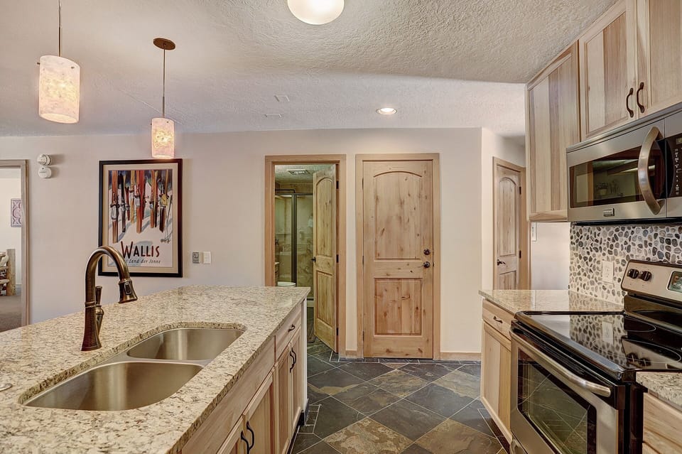 Condo, 2 Bedrooms | Private kitchen | Full-size fridge, microwave, oven, stovetop