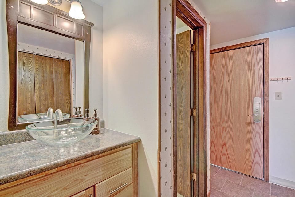 Huge Ski-In Ski-Out Condo - CM116 by RedAwning Apartment in Summit County