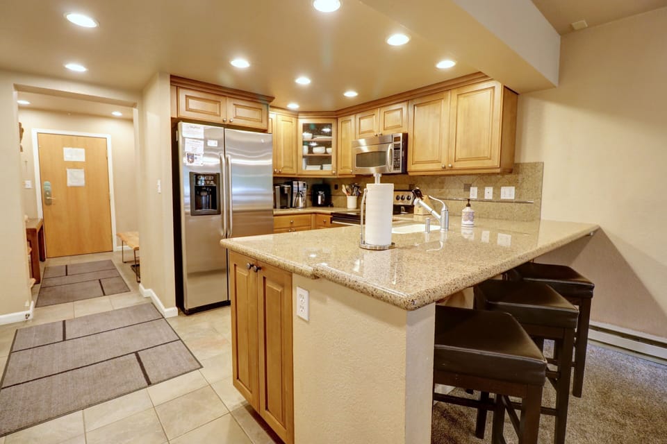 Condo, 3 Bedrooms | Private kitchen | Fridge, microwave, oven, dishwasher