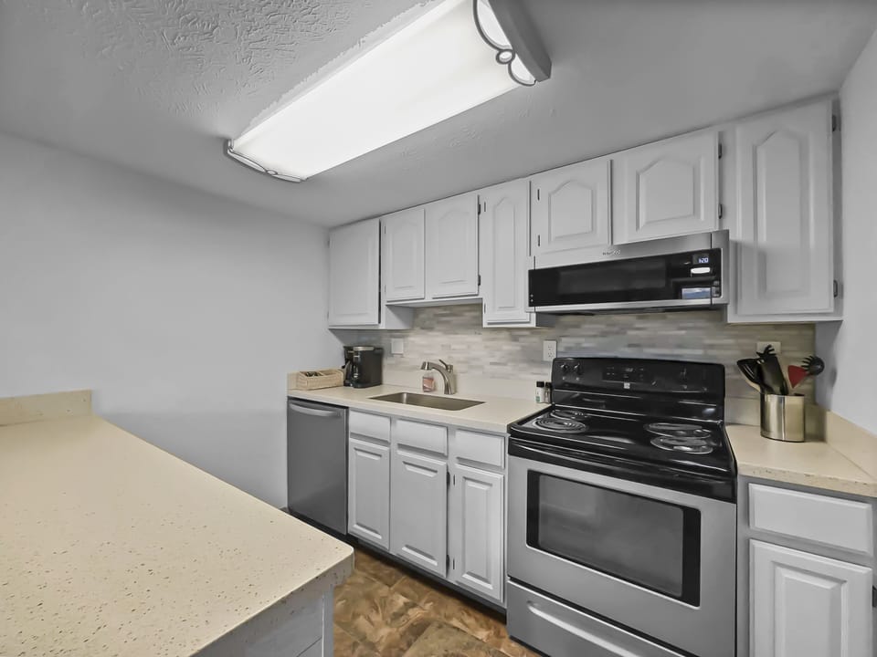 Condo, 2 Bedrooms | Private kitchen | Full-size fridge, microwave, oven, dishwasher