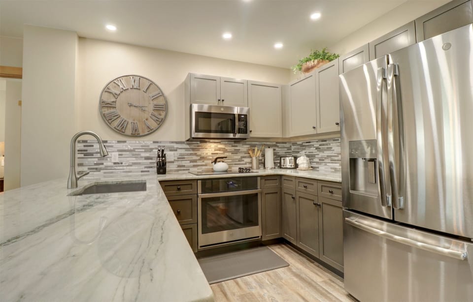 Condo, 3 Bedrooms | Private kitchen | Full-size fridge, microwave, oven, stovetop
