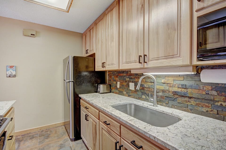 Condo, 3 Bedrooms | Private kitchen | Full-size fridge, microwave, oven, stovetop