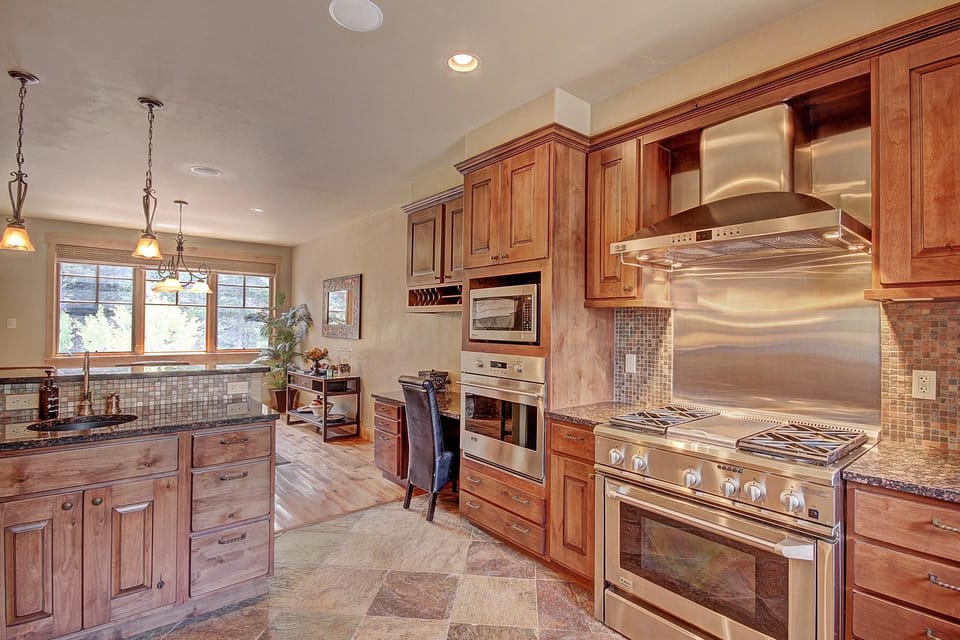 Townhome, 4 Bedrooms | Private kitchen | Full-size fridge, microwave, oven, stovetop