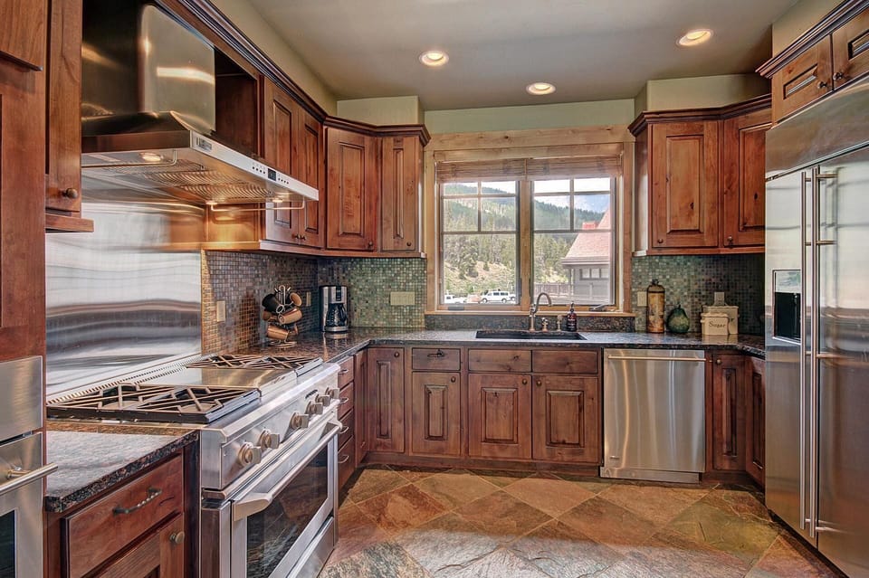 Townhome, 4 Bedrooms | Private kitchen | Full-size fridge, microwave, oven, stovetop