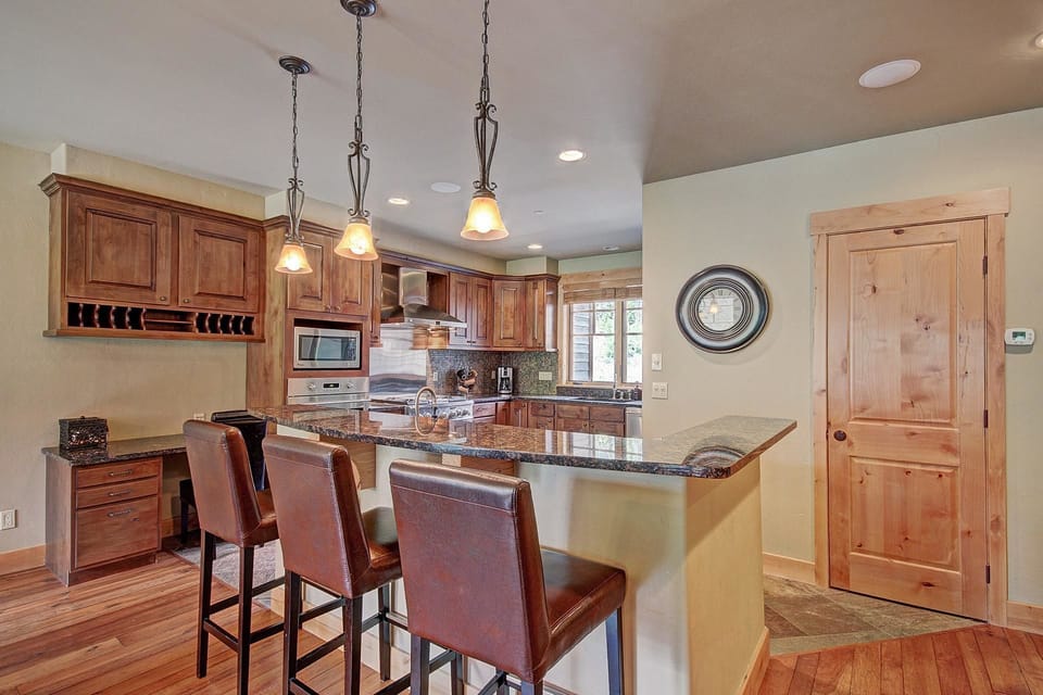 Townhome, 4 Bedrooms | In-room dining