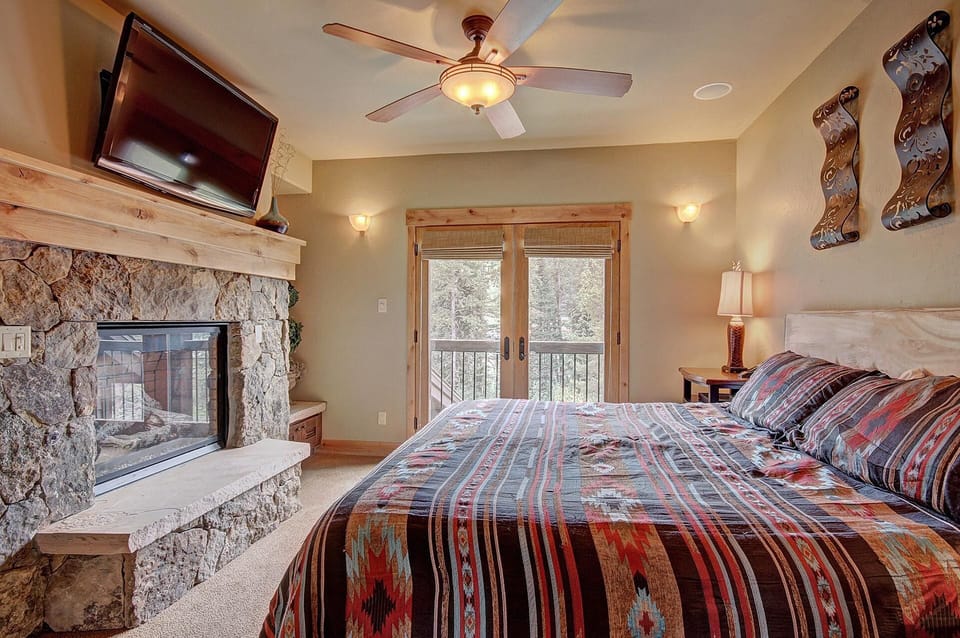 Short Walk to Ski Lift & Private Hot tub - 39C by RedAwning Apartment in Summit County