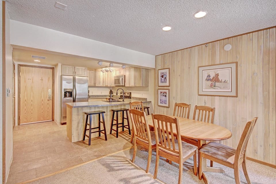 Condo, 1 Bedroom | In-room dining