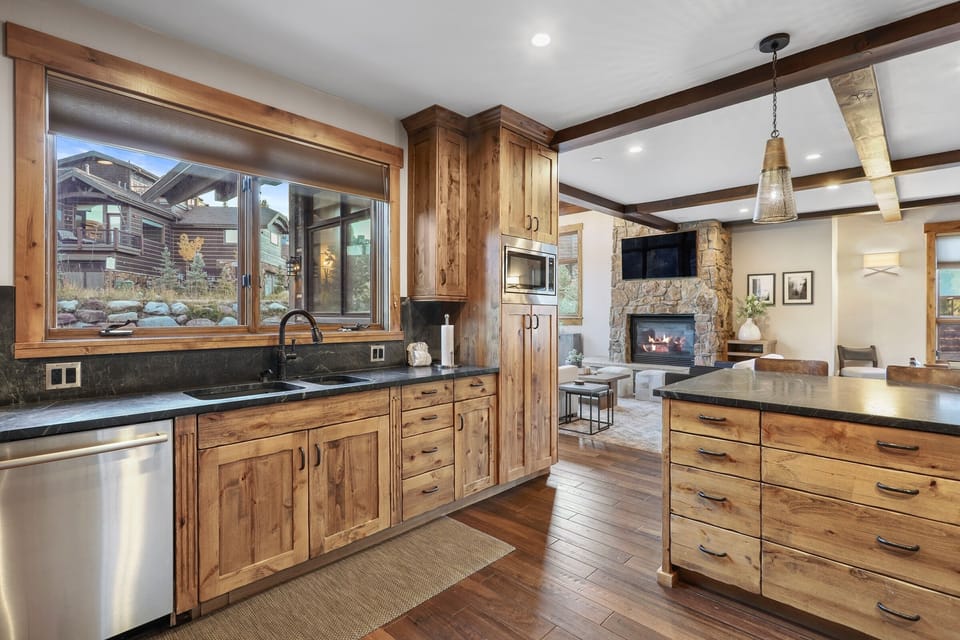 House, 5 Bedrooms | Private kitchen | Full-size fridge, microwave, oven, stovetop