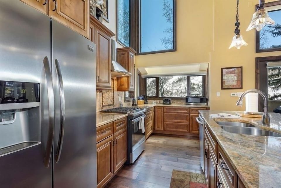 House, 5 Bedrooms | Private kitchen | Fridge, oven, coffee/tea maker, toaster