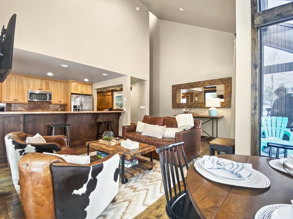 Condo, 2 Bedrooms | Dining