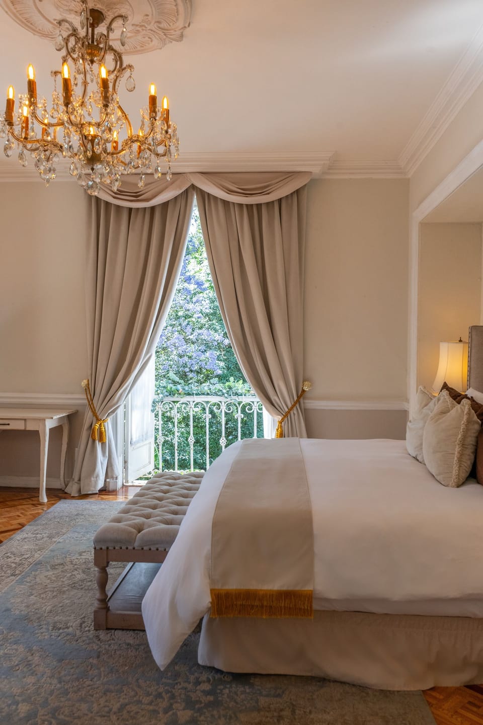 Suite Charles | 1 bedroom, premium bedding, minibar, individually decorated