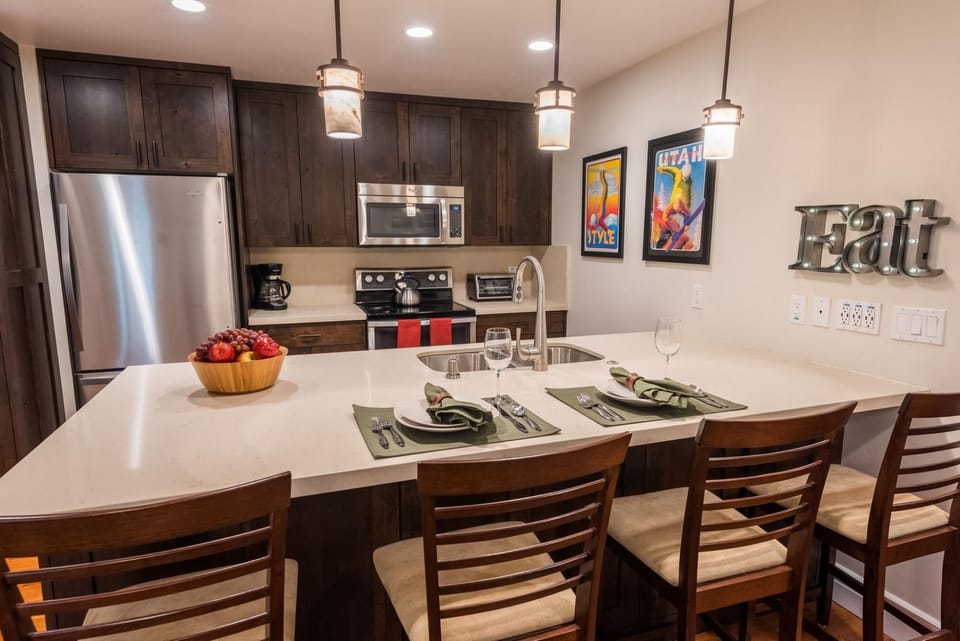 Condo, 2 Bedrooms | Dining