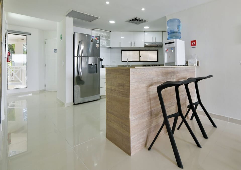 Traditional Apartment, 2 Bedrooms (403) | Private kitchen | Fridge, microwave, oven, stovetop