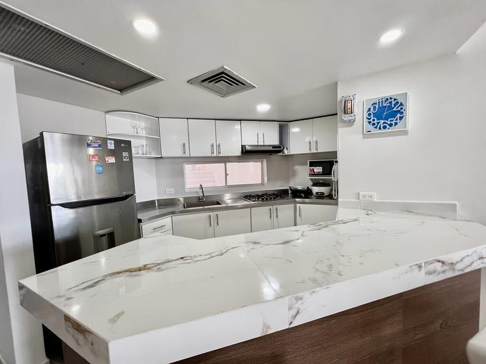 Family Apartment, 2 Bedrooms (303) | Private kitchen | Fridge, microwave, oven, stovetop