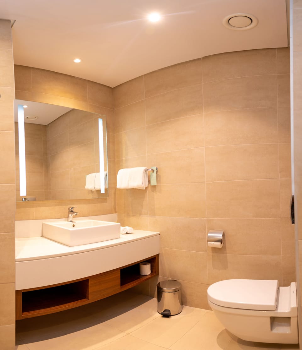 King Room | Bathroom | Free toiletries, hair dryer, towels