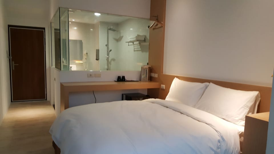 Standard Double Room | Down comforters, pillowtop beds, desk, blackout drapes