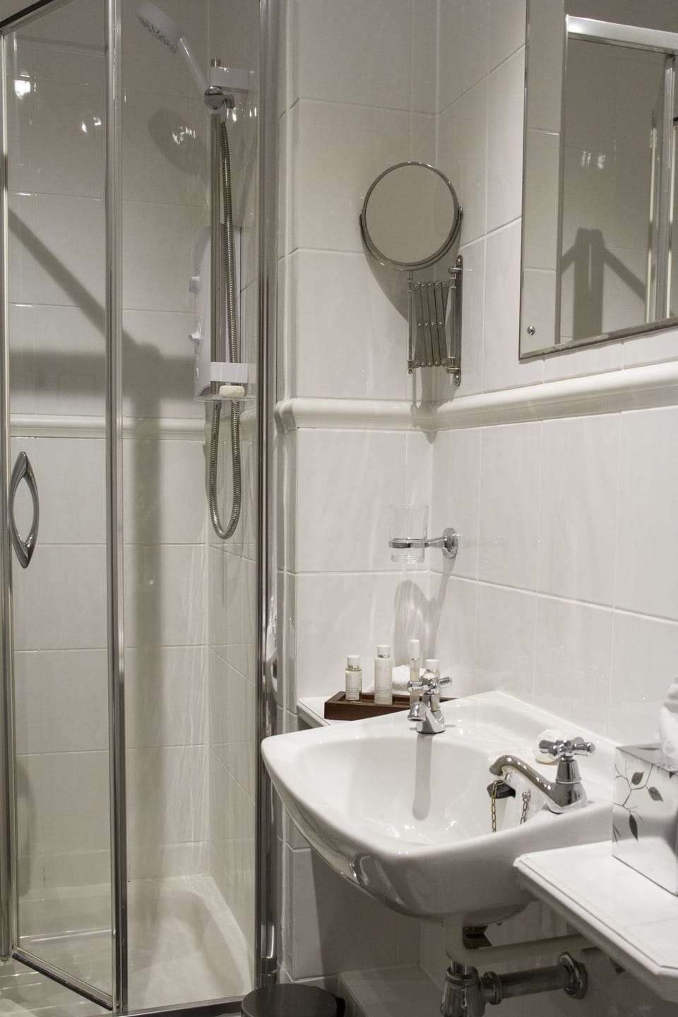 Double Room, Courtyard View | Bathroom | Shower, free toiletries, slippers, towels