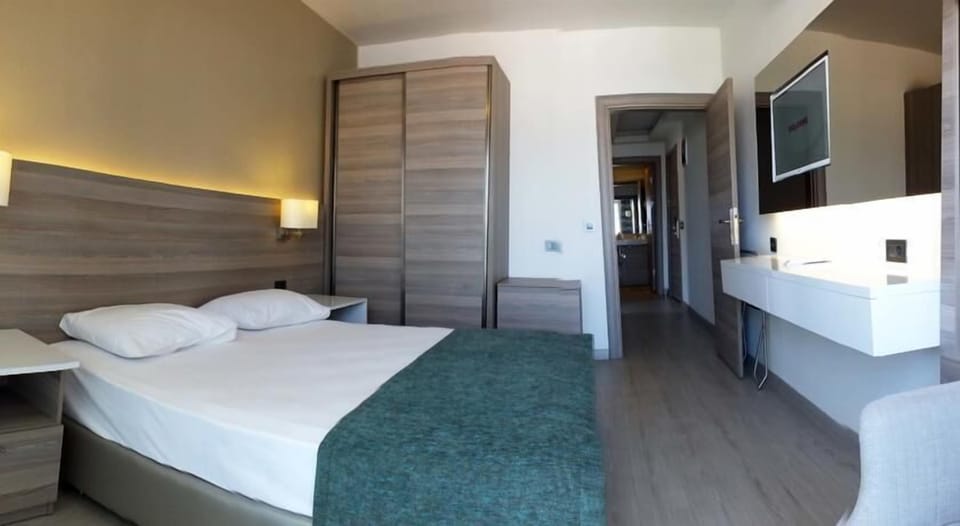Minibar, in-room safe, desk, cribs (free)