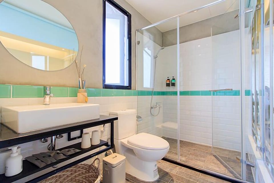 Deluxe Double Room | Bathroom amenities | Shower, free toiletries, hair dryer, slippers