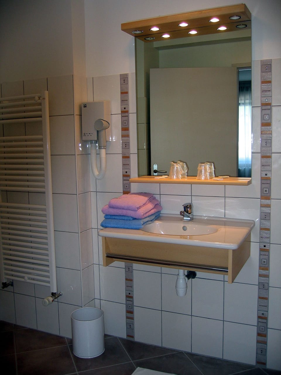Comfort Double Room | Bathroom | Shower, free toiletries, hair dryer, towels