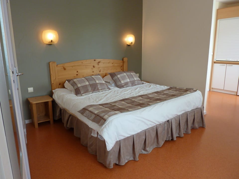 Comfort Double Room | Premium bedding, desk, free WiFi, bed sheets