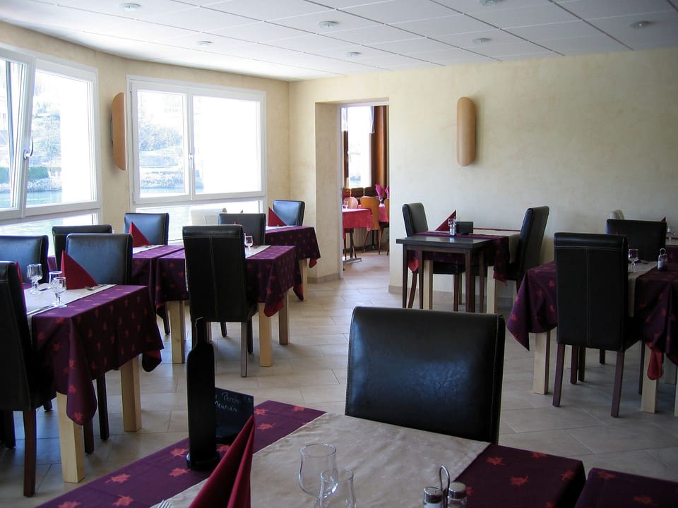 Breakfast, lunch, dinner served; Regional cuisine 