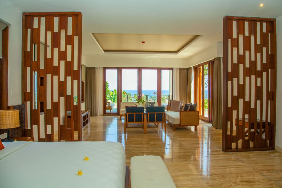 Ocean View Suite | Minibar, in-room safe, WiFi (free)