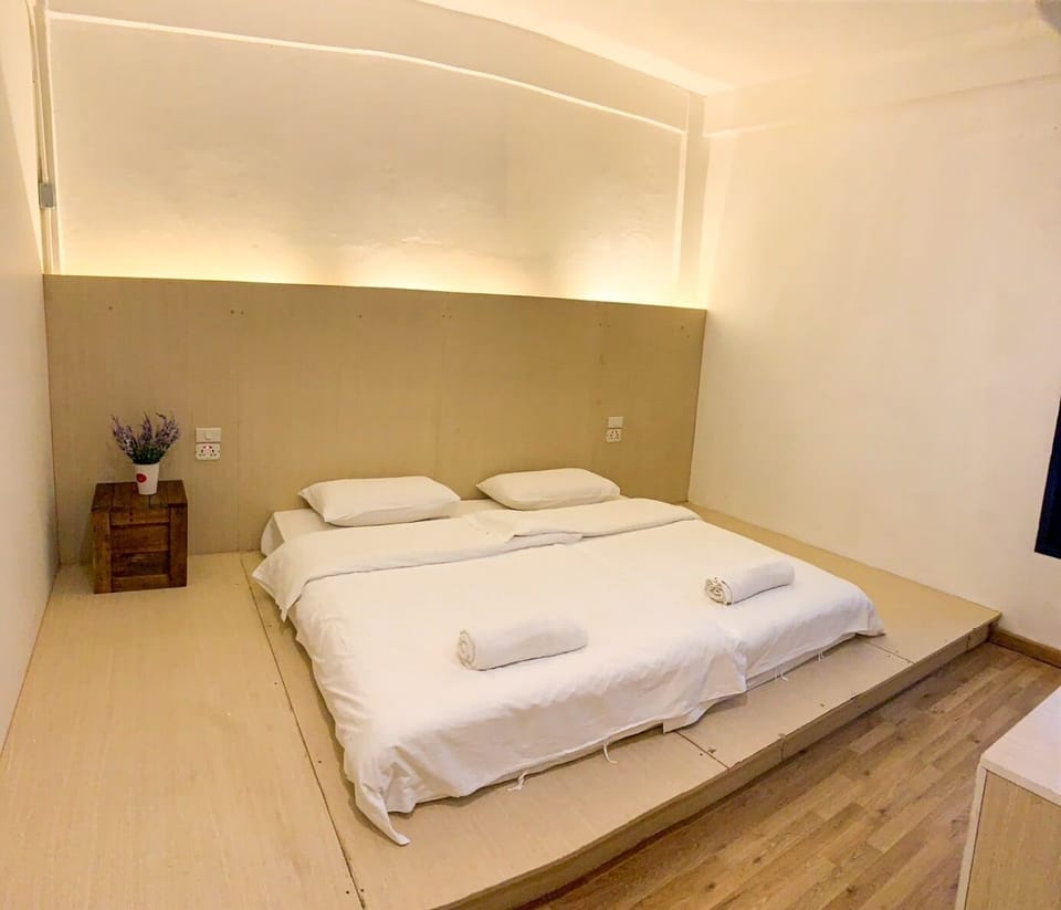 Private King Size Bed Shared Bathroom | Free WiFi, bed sheets