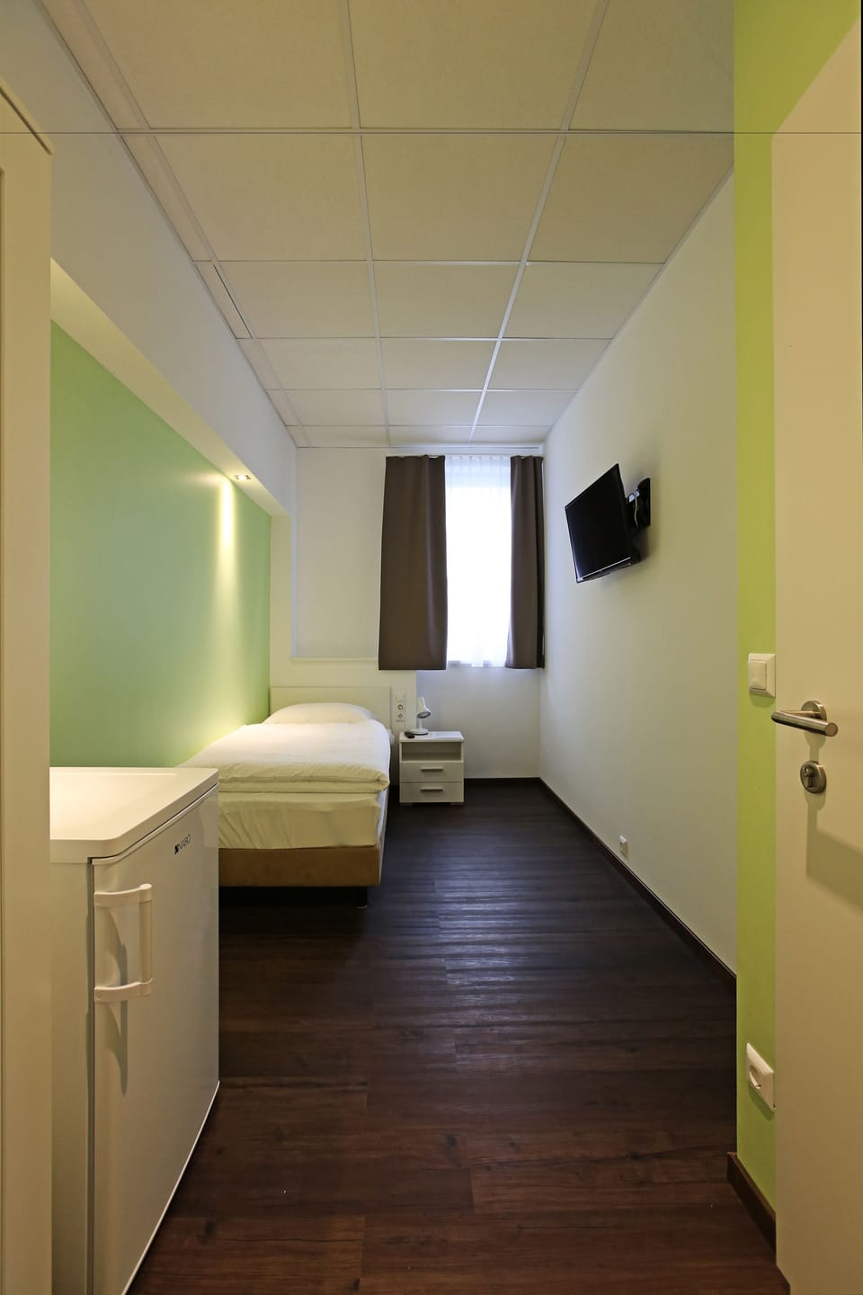 Basic Single Room | Desk, soundproofing, WiFi (free), bed sheets
