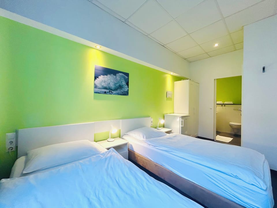 Desk, soundproofing, WiFi (free), bed sheets