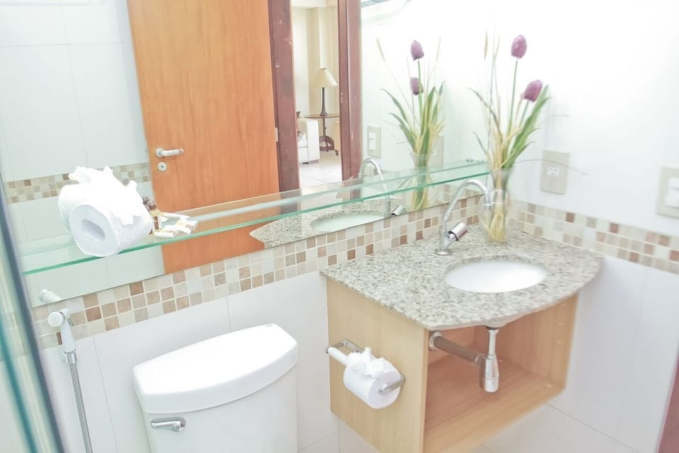 Shower, free toiletries, towels