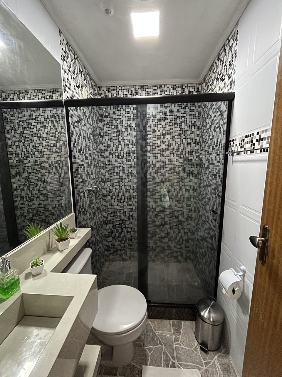 Shower, rainfall showerhead, free toiletries, towels