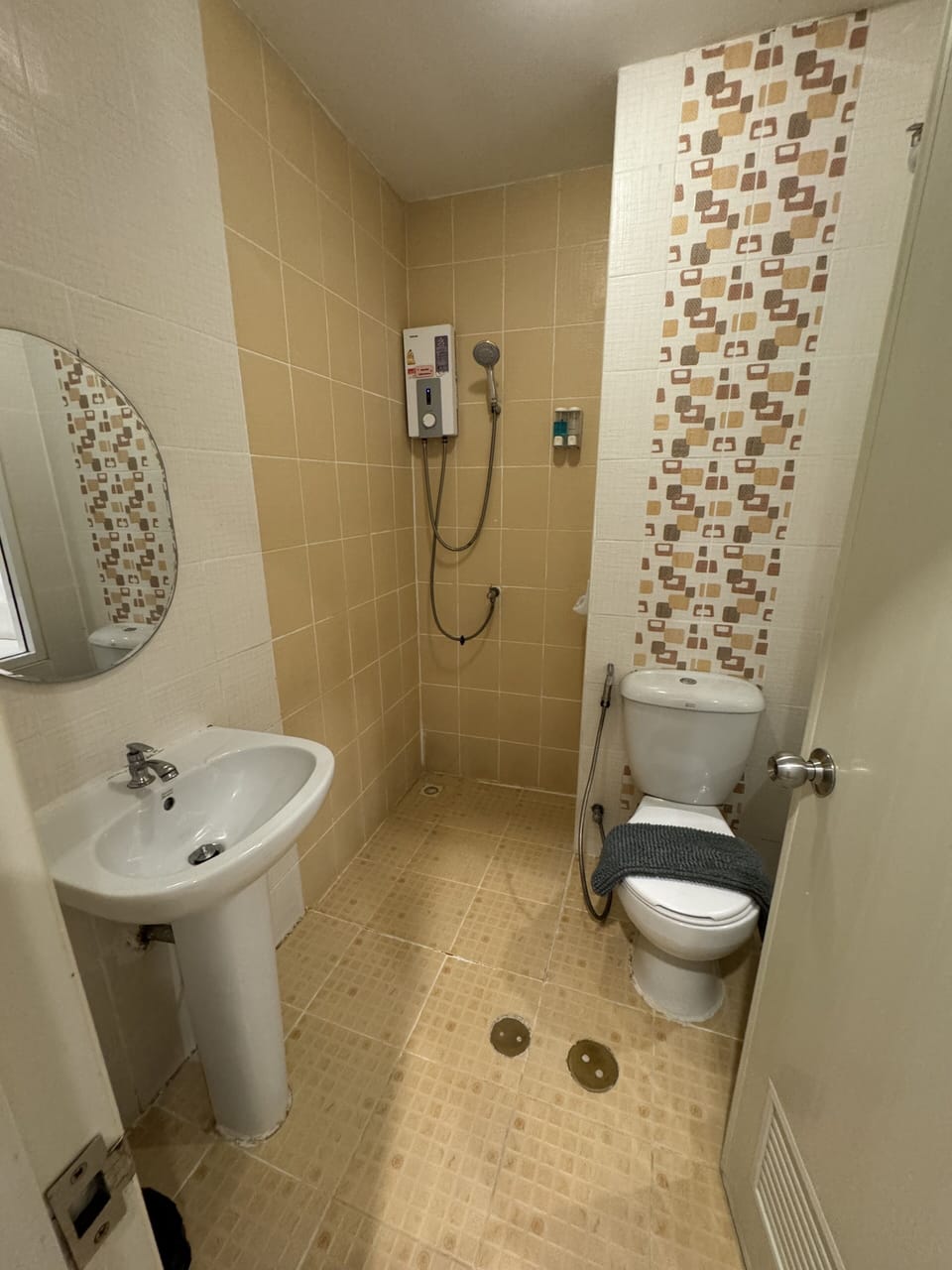 Shower, free toiletries, towels