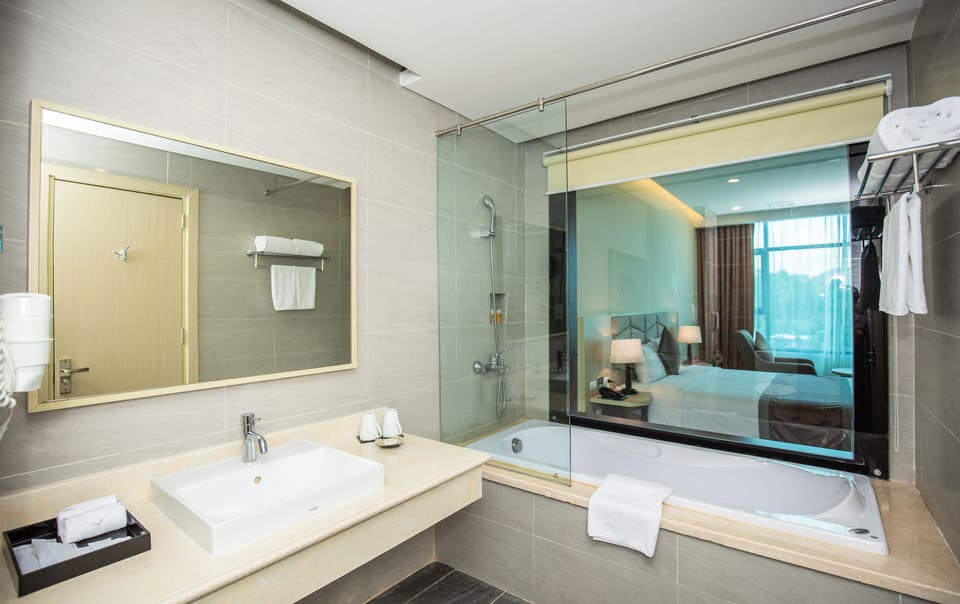 Deluxe King Room | Minibar, in-room safe, desk, blackout drapes
