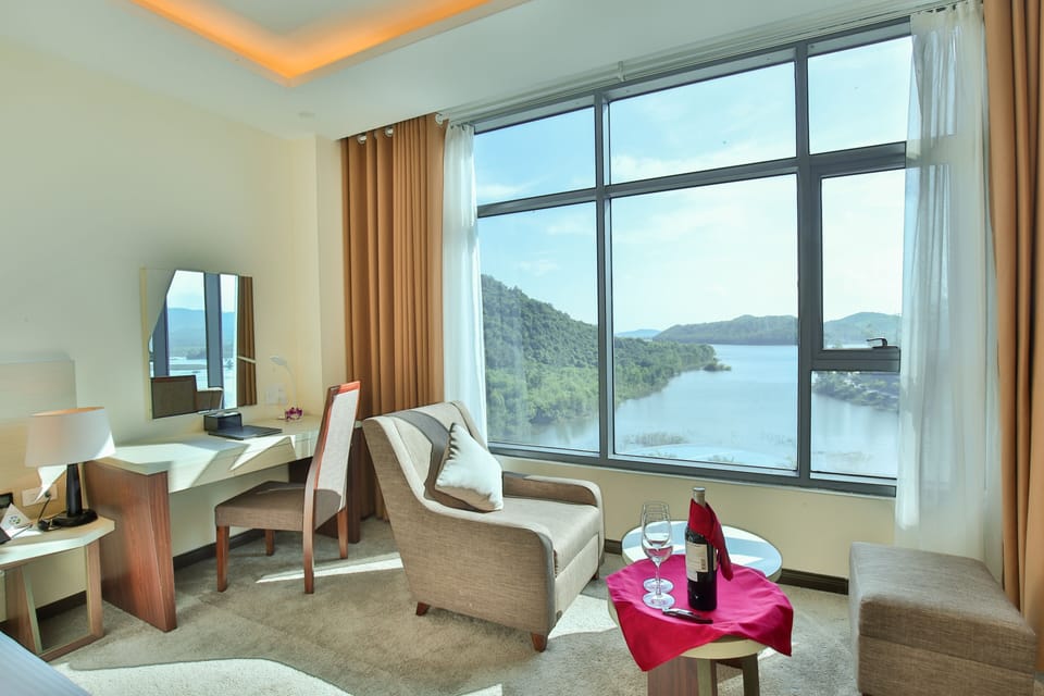 Executive Suite | Minibar, in-room safe, desk, blackout drapes