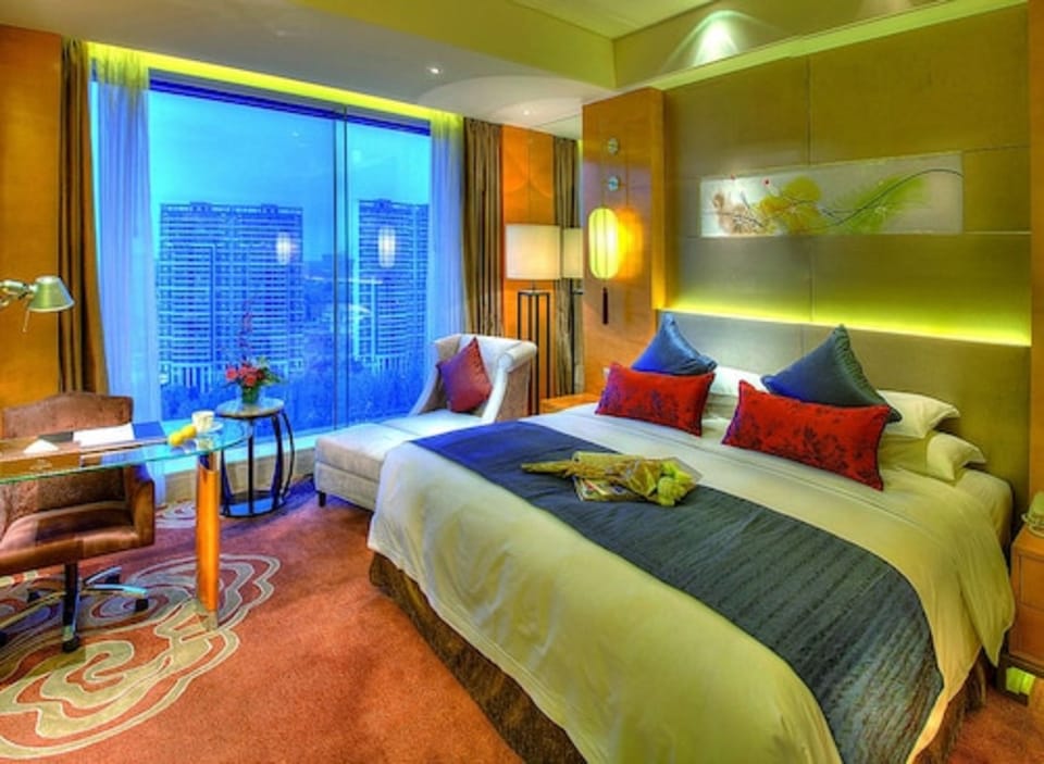 Deluxe Room - 1 Double Bed | Down comforters, minibar, in-room safe, desk