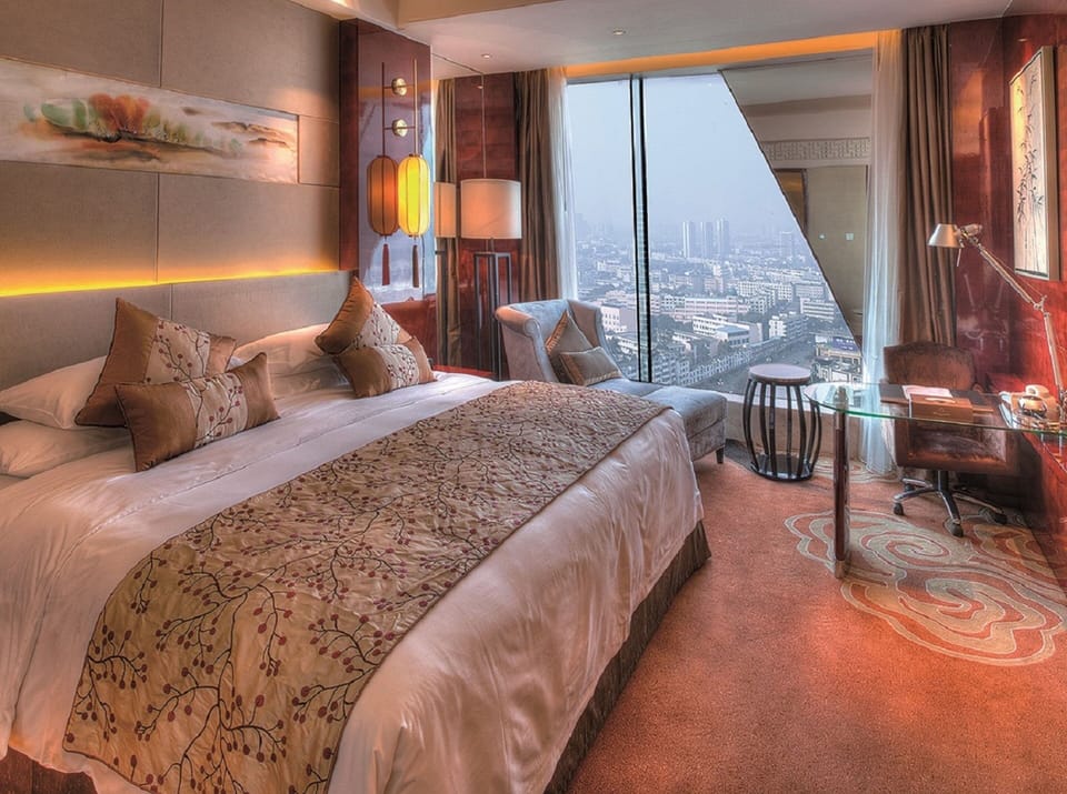 Basic Room | Down comforters, minibar, in-room safe, desk