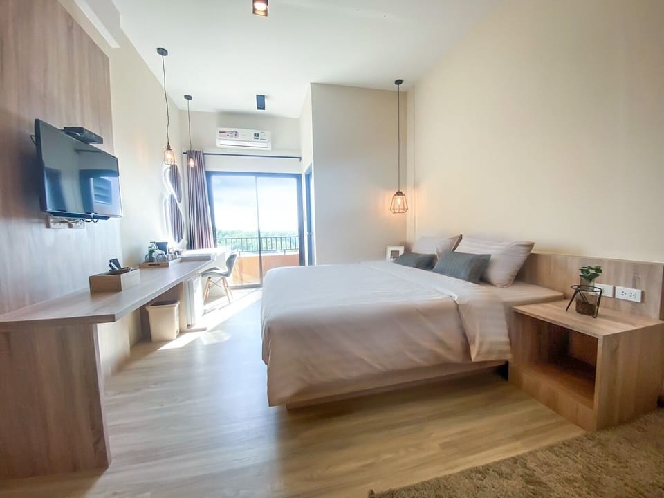 Premier King | Blackout drapes, free WiFi