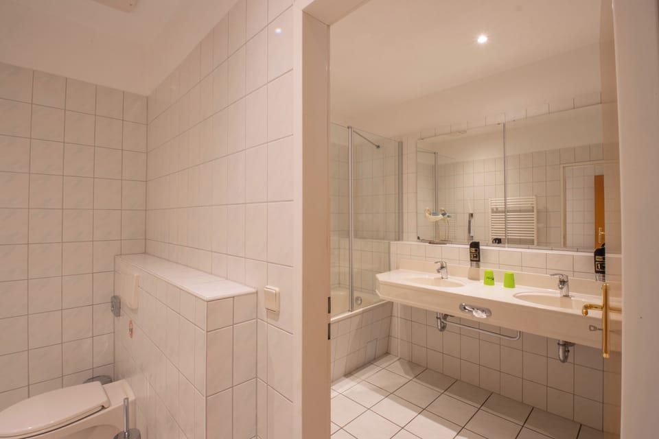 Junior Double Room | Bathroom | Free toiletries, hair dryer, towels