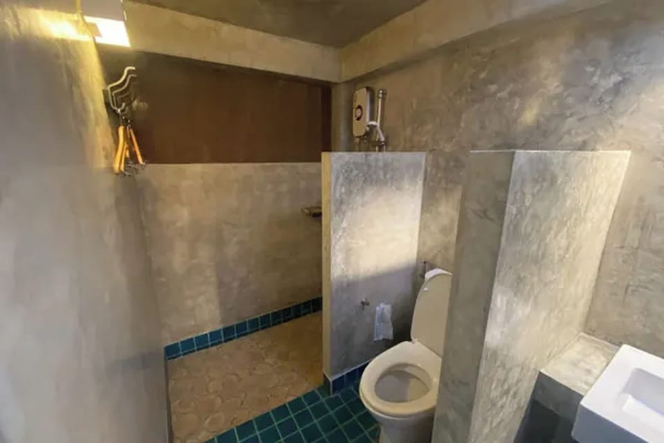 Deluxe room with River View | Bathroom | Shower, free toiletries, towels, soap