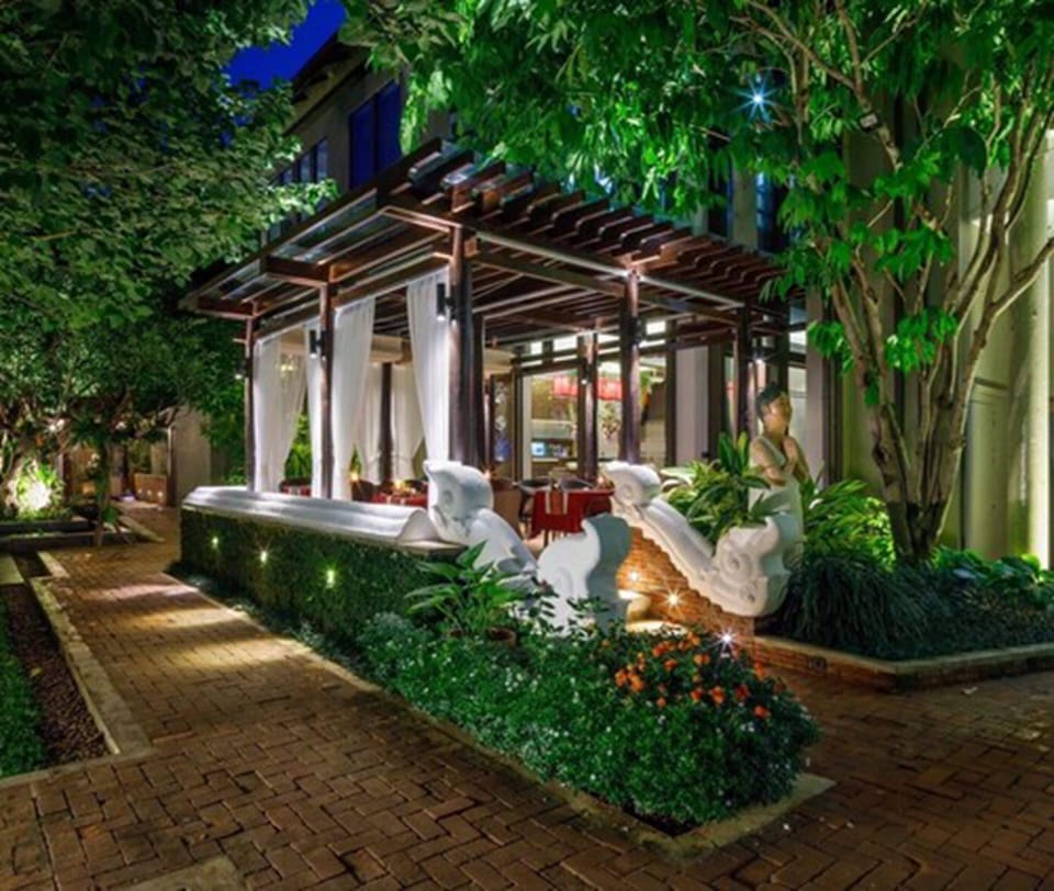 2 restaurants; breakfast, lunch, and dinner served