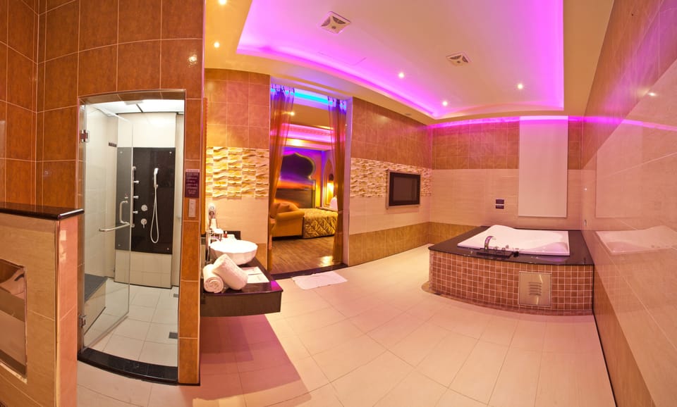 Deluxe Double Room | Bathroom | Separate tub and shower, hair dryer, slippers, towels