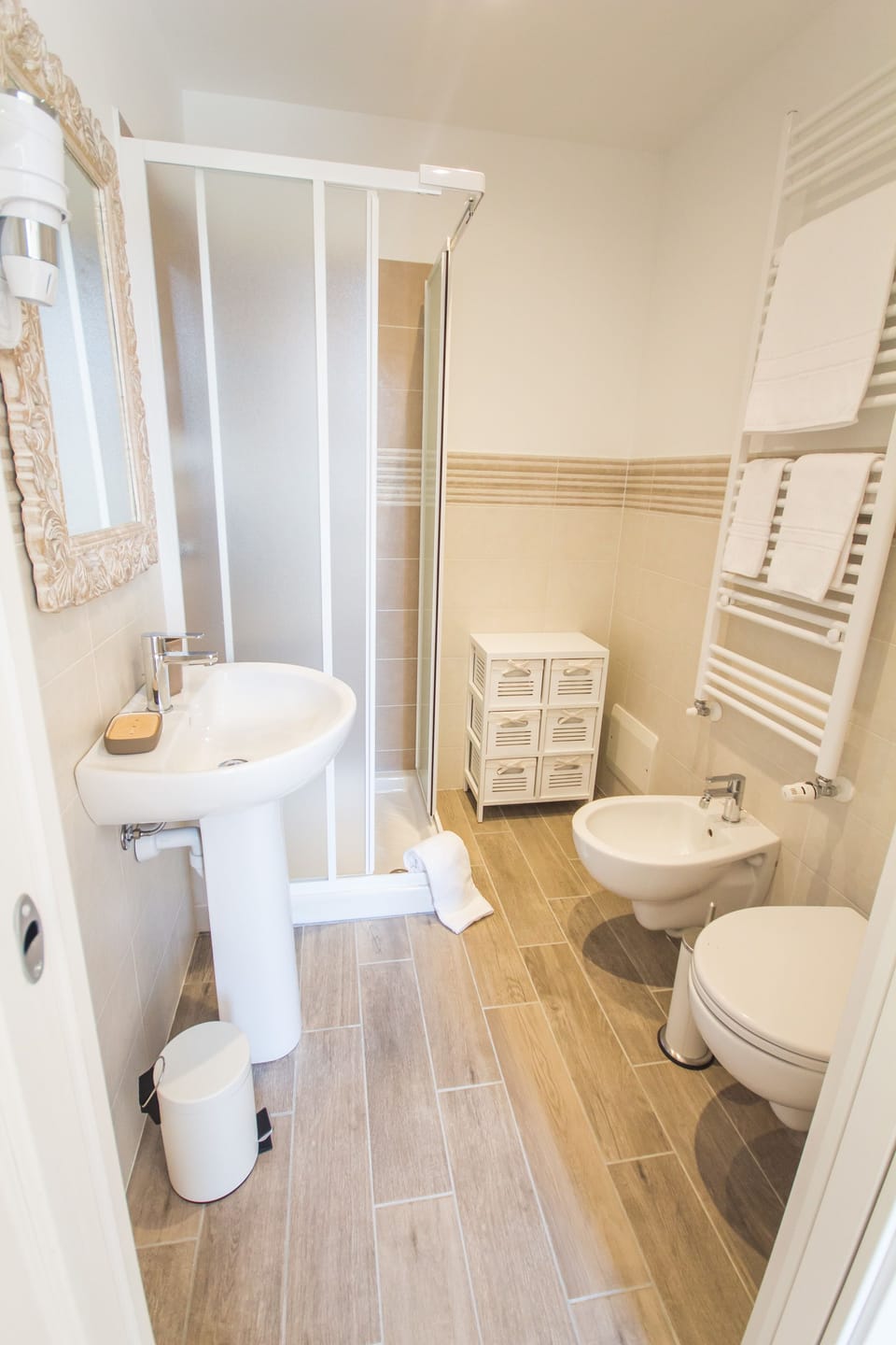 Double Room | Bathroom | Shower, free toiletries, hair dryer, bidet