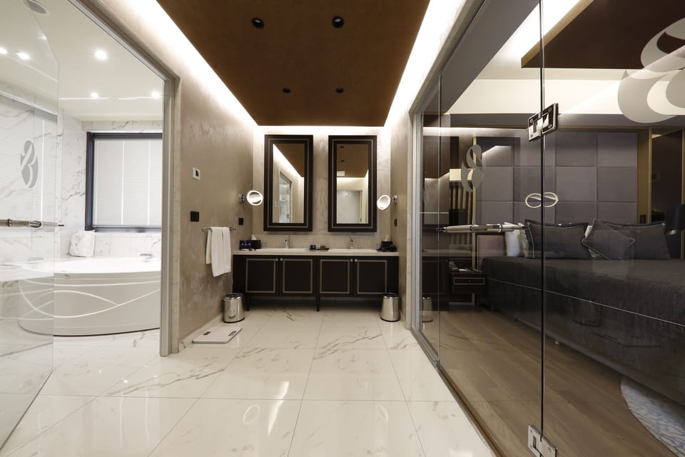 Presidential Suite | Bathroom | Free toiletries, hair dryer, slippers, towels