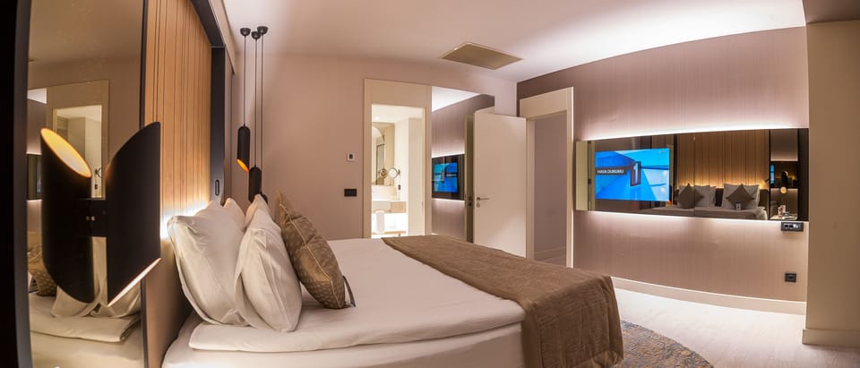 Executive Suite, 1 Bedroom | Premium bedding, minibar, in-room safe, desk