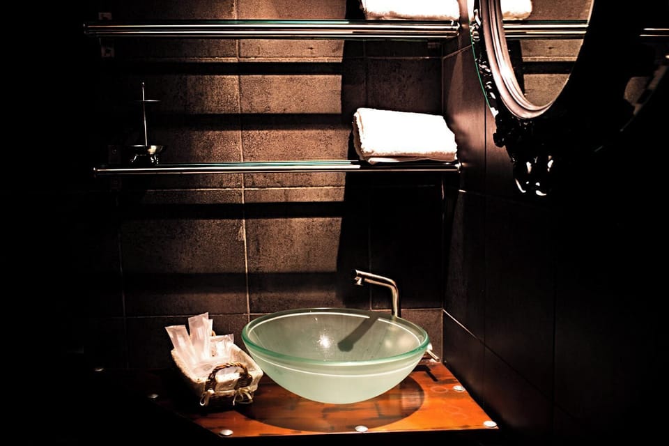 Standard Double Room | Bathroom | Shower, rainfall showerhead, designer toiletries, hair dryer