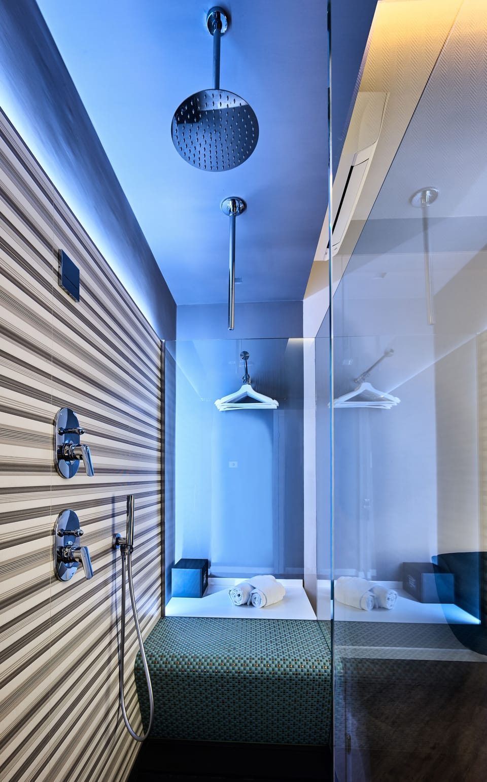 Deluxe Double Room | Bathroom shower