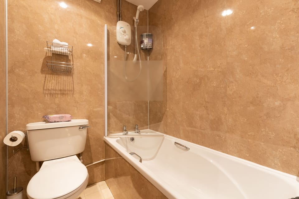 Twin Room, Ensuite | Bathroom | Shower, free toiletries, hair dryer, bathrobes