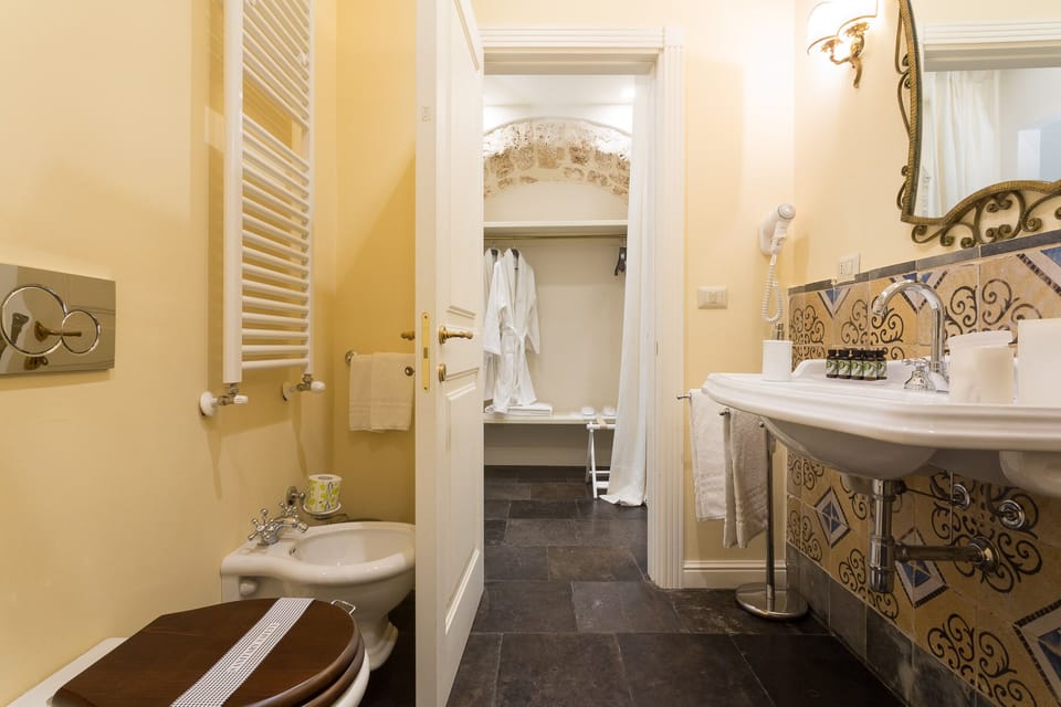 Deluxe Double or Twin Room | Bathroom | Shower, free toiletries, hair dryer, slippers